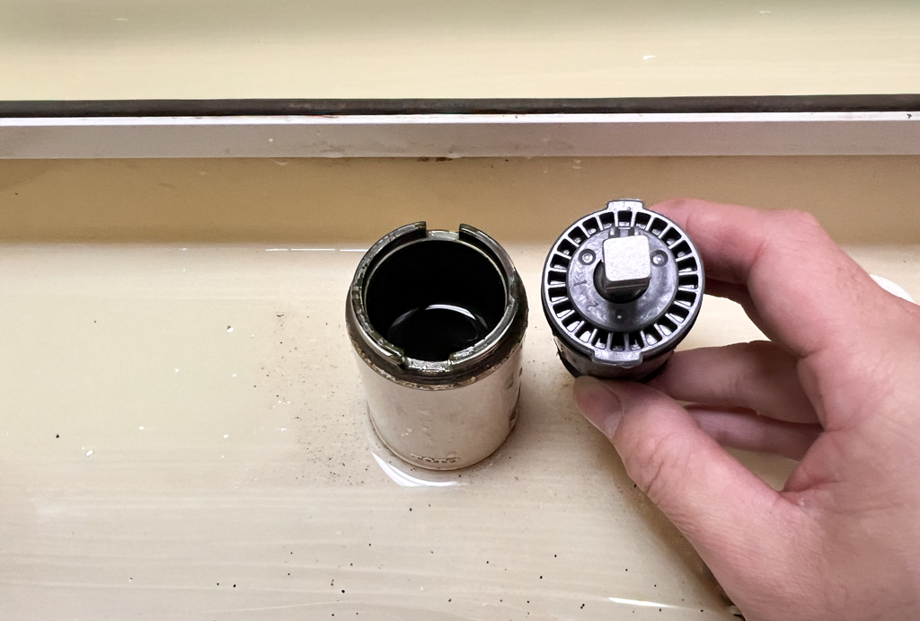 TOTO洗面台水漏れ修理作業